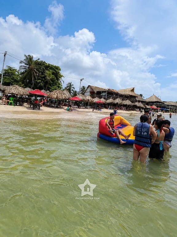 Paseo en flotador inflable en el mar de Punta Arena, actividad de playa en Tierra Bomba