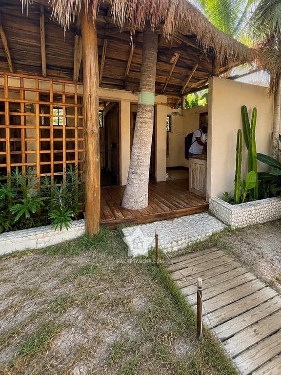 Entrada del club con estructura de madera y palma, en la isla de Tierra Bomba