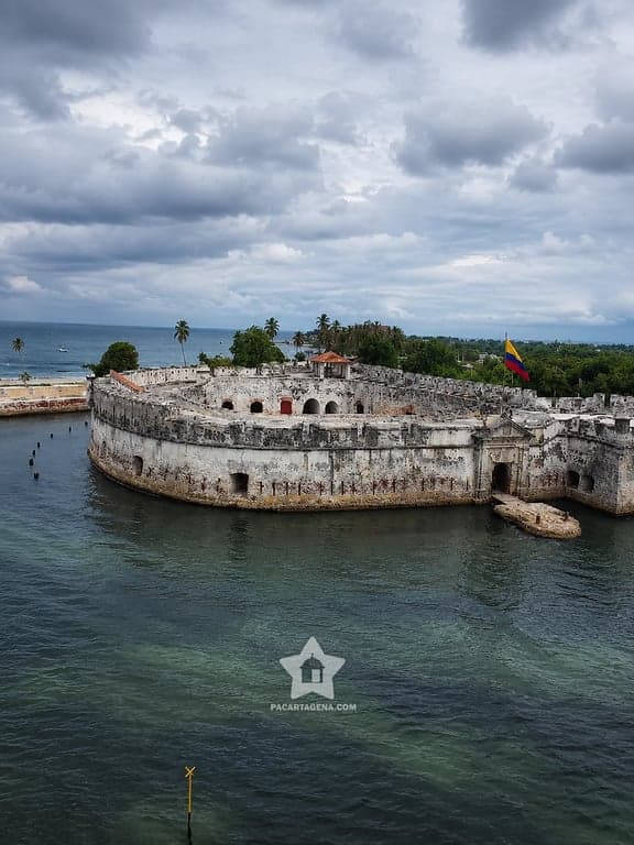 Fuerte de Bocachica con la bandera de Colombia en la entrada de la bahía de Cartagena