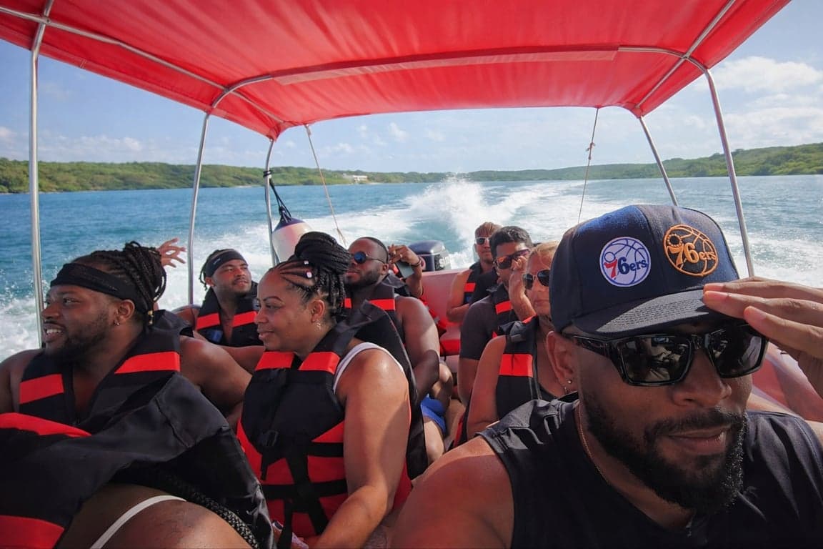 Hip Hop Party Boat Cholón - Aventura en bote bajo el sol