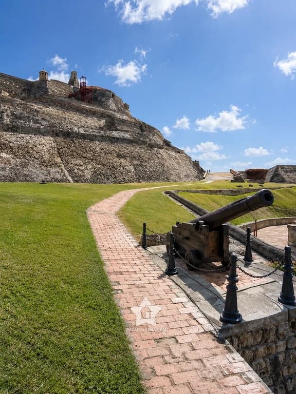 Cañón histórico frente al Castillo San Felipe de Cartagena, parte de la visita guiada incluida