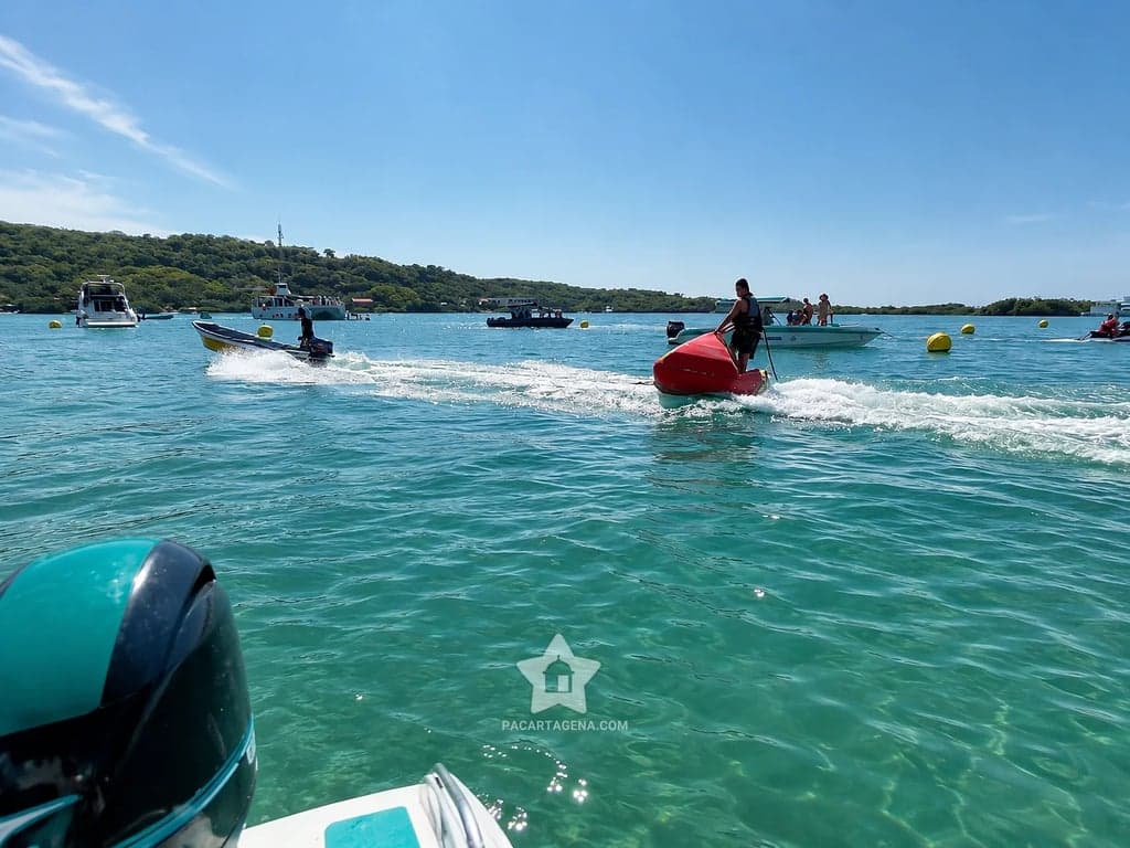 El fondeadero de Cholón en plena actividad, visto desde el bote privado