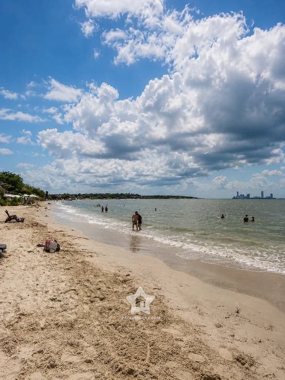 Playa abierta de Tierra Bomba con el skyline de Cartagena a lo lejos