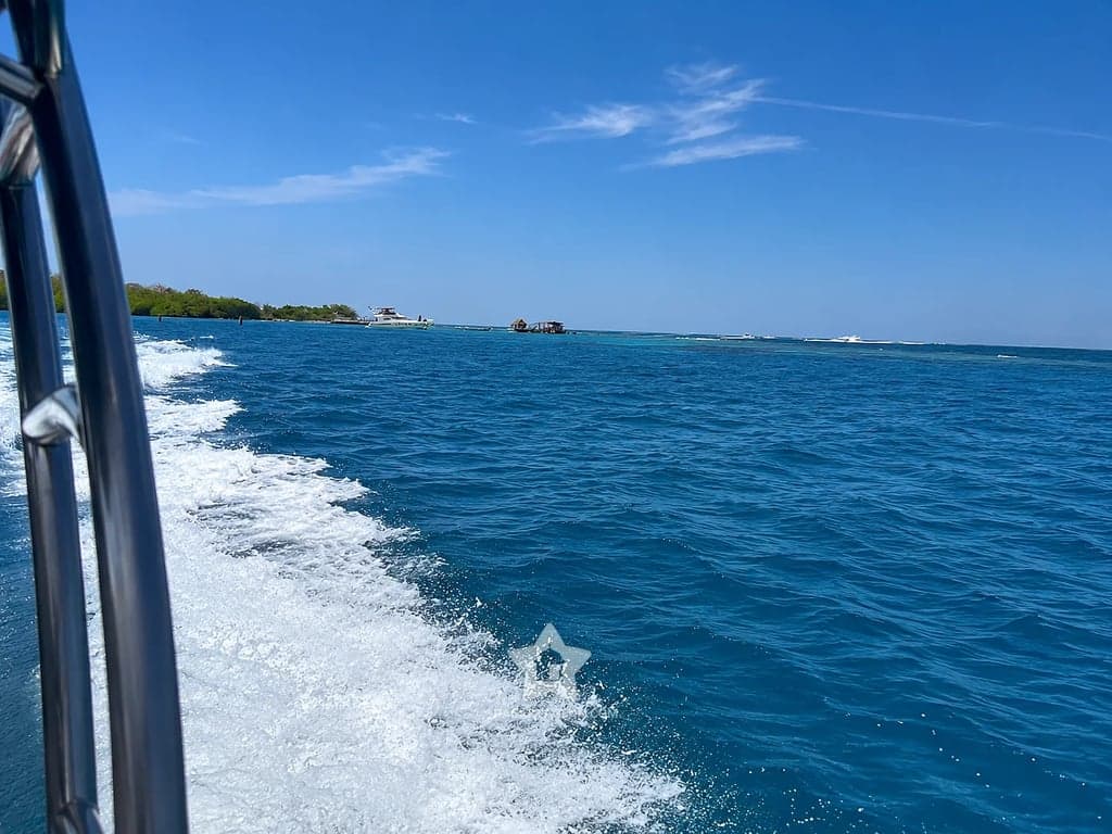 Vista desde el bote privado llegando a la zona de islas, con palafitos en el horizonte