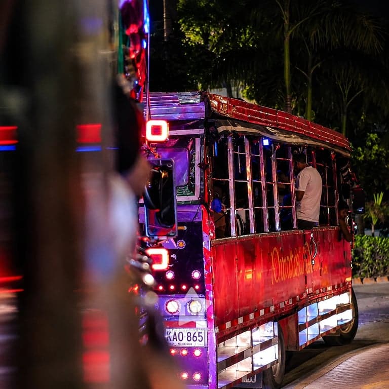 Chiva rumbera tradicional decorada e iluminada, lista para la rumba nocturna en Cartagena