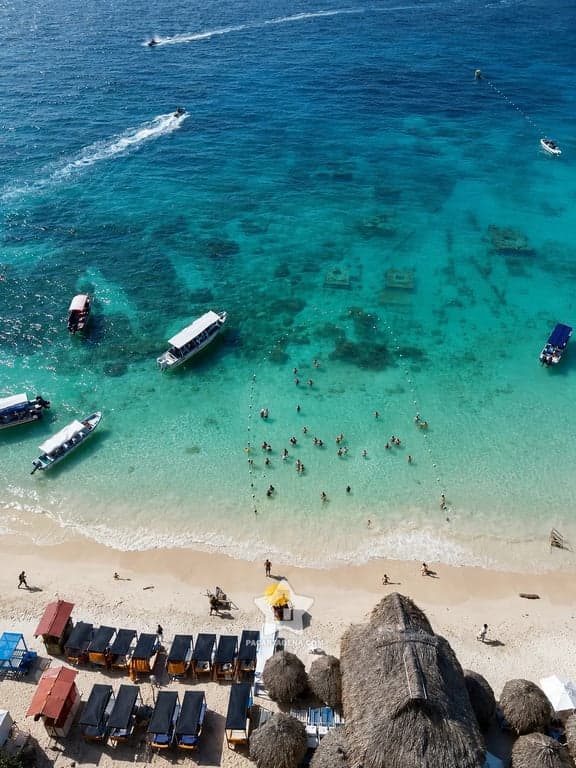 Playa con lanchas y zona de baño con boyas en las Islas del Rosario