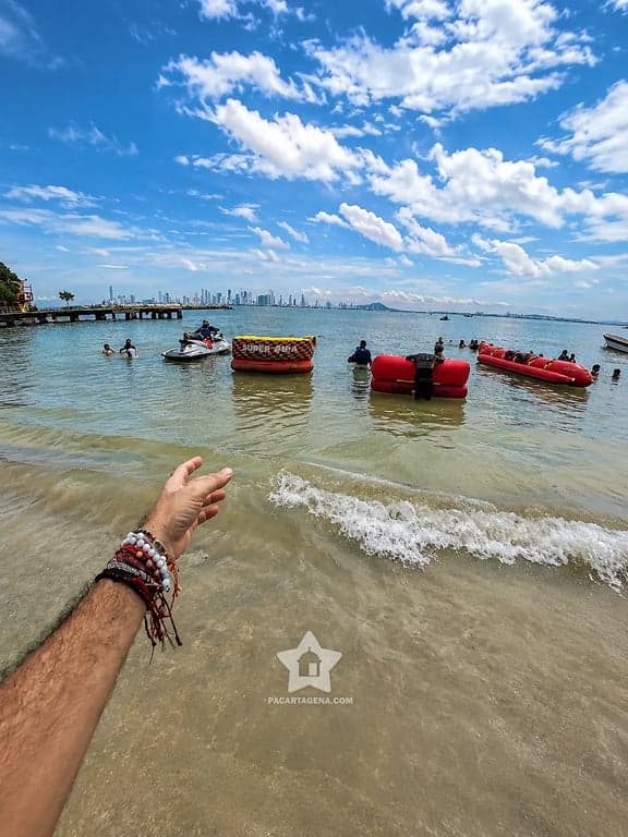 Moto de agua y flotadores frente a Punta Arena con el skyline de Cartagena