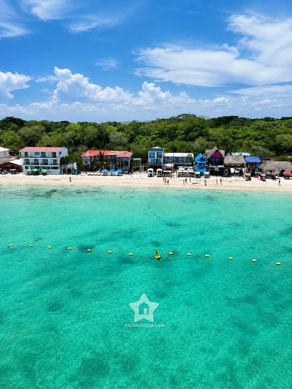 Vista aérea del sector semiprivado de Playa Tranquila en Barú con arena clara y mar turquesa