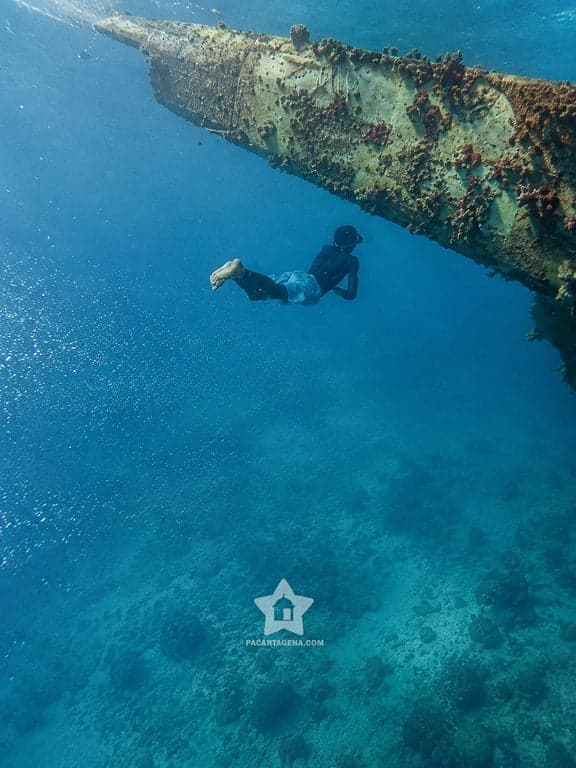 Buceo libre junto a un naufragio sumergido en las Islas del Rosario