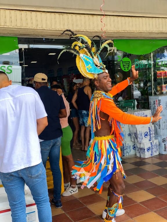 Bailarín de carnaval con traje típico en Playa Blanca, color local de Barú