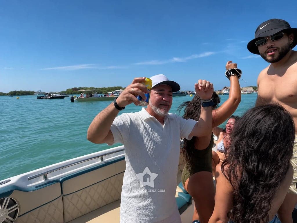 El grupo baila a bordo del bote privado en Cholón: ambiente de celebración en el agua