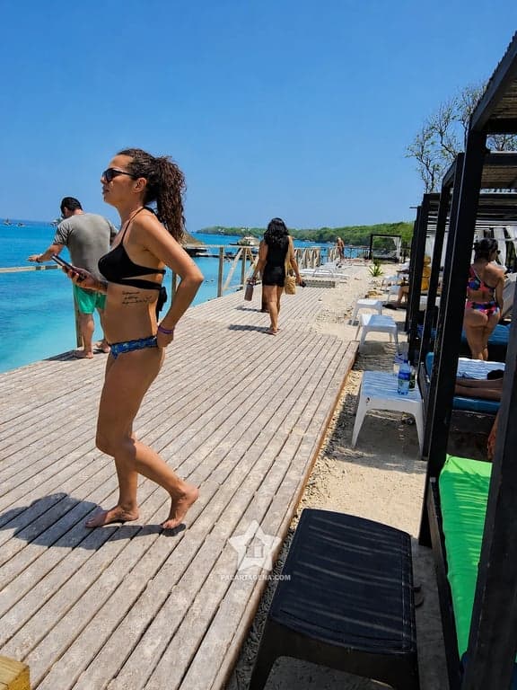 Club de playa de Cholón sobre el deck de madera frente al mar turquesa