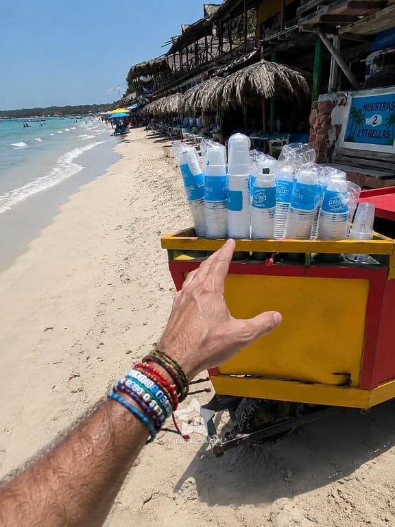 Carrito de bebidas y raspao a la orilla de Playa Blanca, Barú