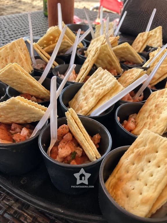 Ceviche de camarón con galletas, antojo isleño del pasadía en las Islas del Rosario