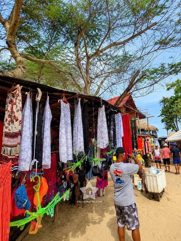 Puesto de artesanías y ropa de playa en Playa Blanca, Barú