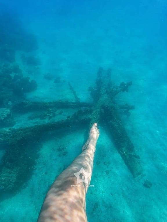Aguas cristalinas sobre un naufragio en las Islas del Rosario