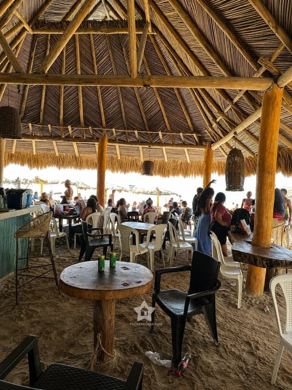 Zona de mesas bajo el techo de palma de Bongo, en la playa de Punta Arena, Tierra Bomba