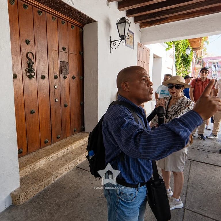 Guía del City Tour explicando la historia del Centro Histórico de Cartagena al grupo