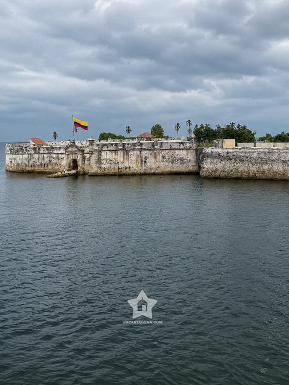 Murallas del Fuerte de Bocachica con la bandera de Colombia, bahía de Cartagena
