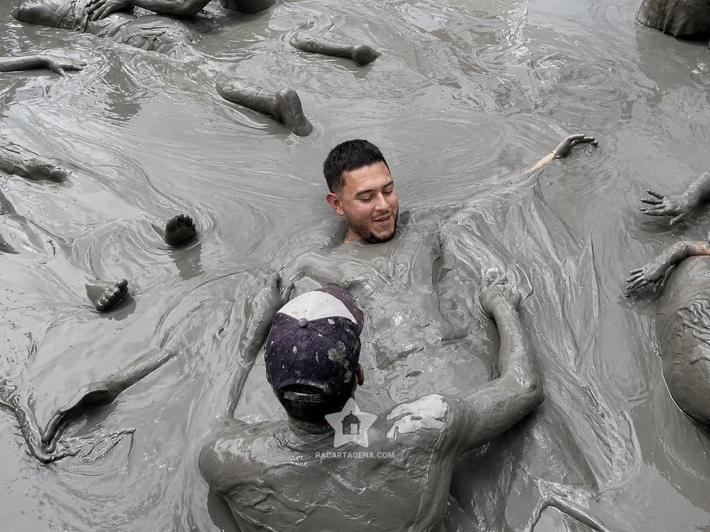 Dos viajeros flotan relajados en el lodo mineral del Volcán del Totumo