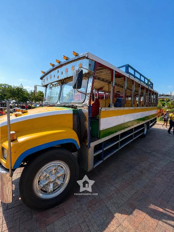 Chiva tradicional del City Tour de Cartagena: transporte abierto y ventilado para el recorrido cultural