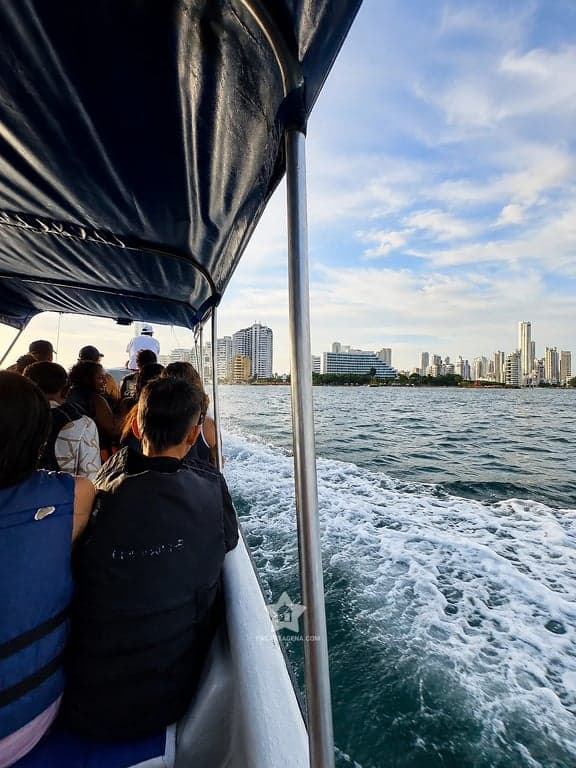 Pasajeros en la lancha de regreso a Cartagena tras el pasadía en Punta Arena