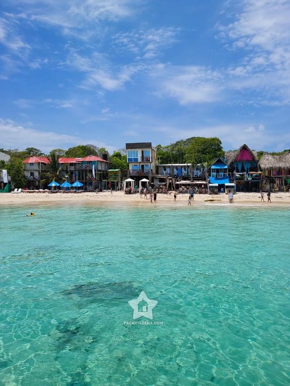 Playa Tranquila en Barú con casas de colores y aguas cristalinas, sector semiprivado