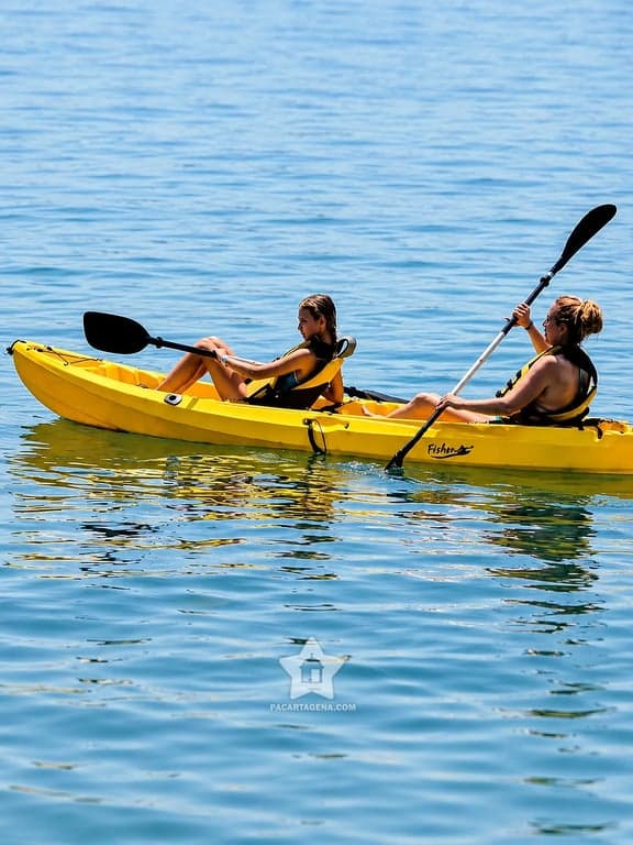 Kayak por aguas tranquilas en una isla del Rosario cerca de Cartagena