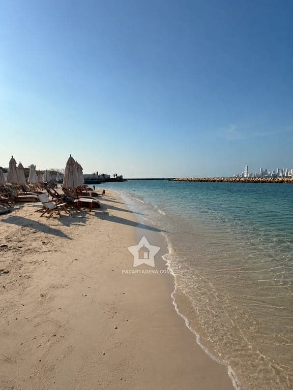 Orilla de la playa del club en Tierra Bomba, con el perfil de Cartagena al fondo