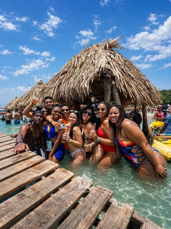 Grupo de viajeros en el agua junto al muelle de Cholón